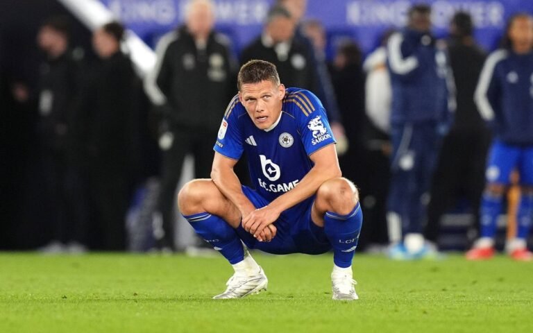 leicester-xuong-giai-hang-3-anh