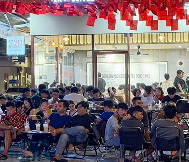 tphcm:-hang-loat-quan-an-chiem-via-he,-long-duong-suot-thoi-gian-dai