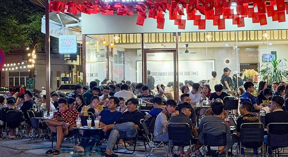 tphcm:-hang-loat-quan-an-chiem-via-he,-long-duong-suot-thoi-gian-dai