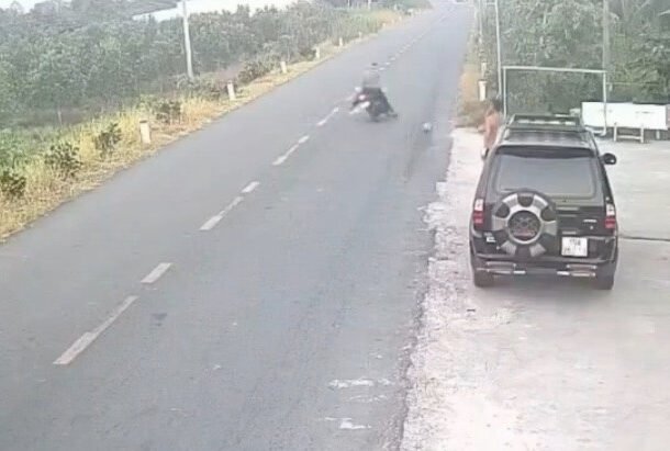 be-trai-da-bong-ra-duong,-nguoi-dan-ong-chay-xe-may-can-trung-nga-tu-vong