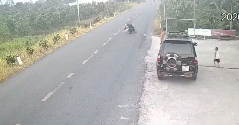 be-trai-da-bong-ra-duong,-nguoi-dan-ong-chay-xe-may-can-trung-nga-tu-vong