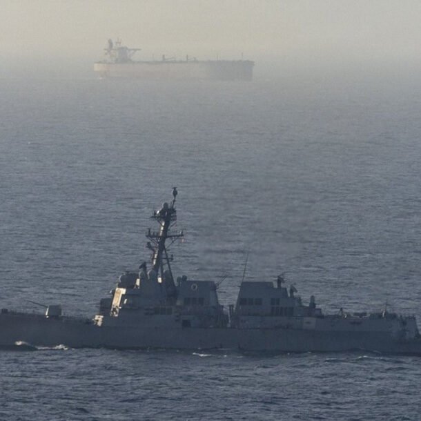 washington-phan-ung-vu-iran-bat-tau-o-hormuz,-bo-truong-hai-quan-my-tu-nhiem