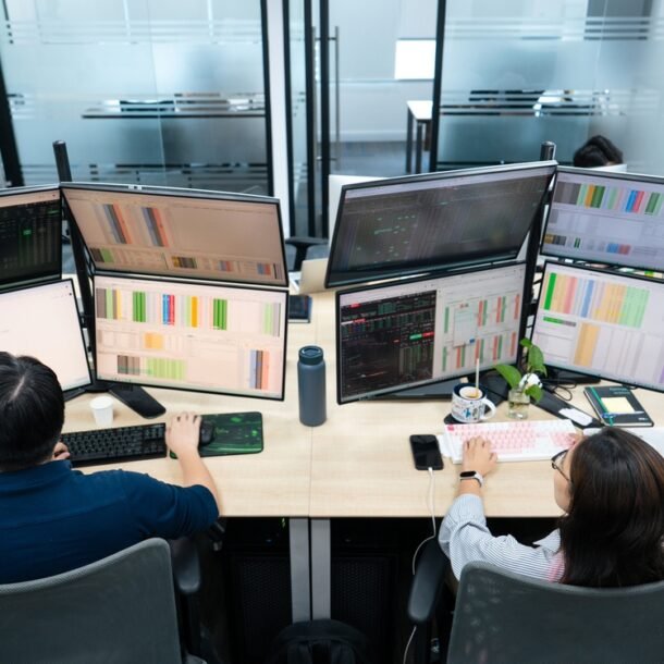 chung-khoan-viet-dang-o-dau-so-voi-gia-vang?