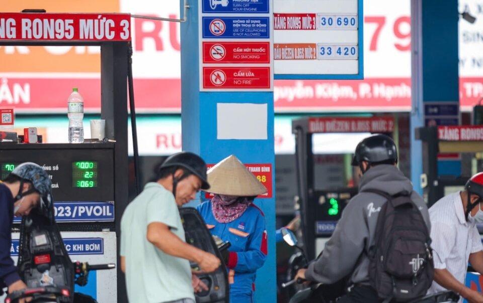 gia-xang-dau-hom-nay-234.2026:-xang-trong-nuoc-tang-hay-giam?