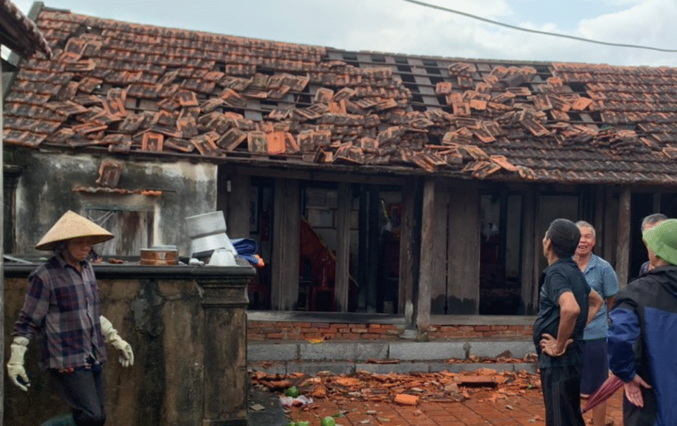 khong-khi-lanh-gay-mua-lon-tren-100-mm,-de-phong-loc-xoay-thoi-bay-mai-nha