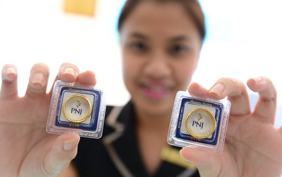 gia-vang-bat-tang-tro-lai-sau-tin-ong-trump-gia-han-lenh-ngung-ban