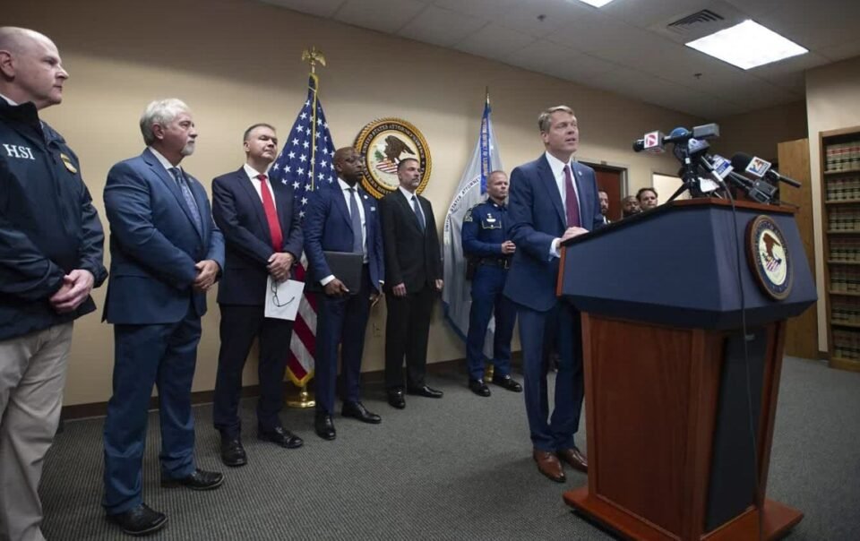 duong-day-hoang-bao-bi-cuop-de-duoc-cap-visa-o-lai-my