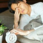 Vì sao chúng ta thường tỉnh giấc trước khi báo thức reo?