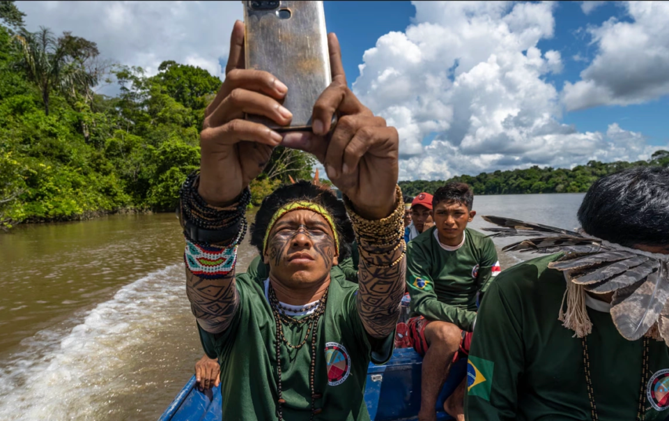 nguoi-tre-o-bo-lac-biet-lap-trong-rung-amazon-hoc-cach-dung-mang-xa-hoi
