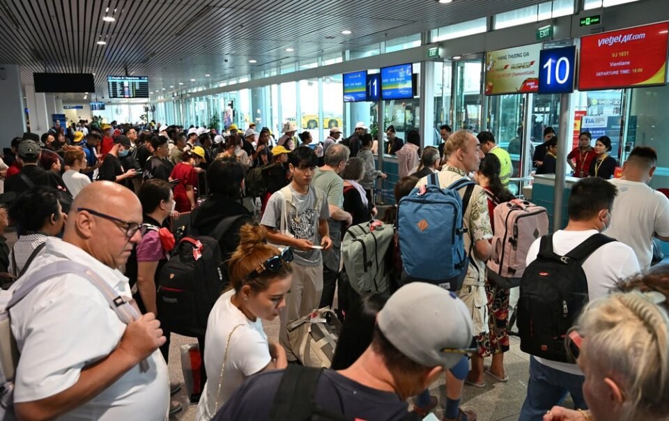 loat-duong-bay-toi-cac-thu-phu-du-lich-le-sap-khoa-so,-gia-ve-‘bong-tay’