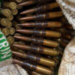 nguoi-phu-nu-den-cong-an-giao-nop-vat-nghi-la-bang-dan-99-vien