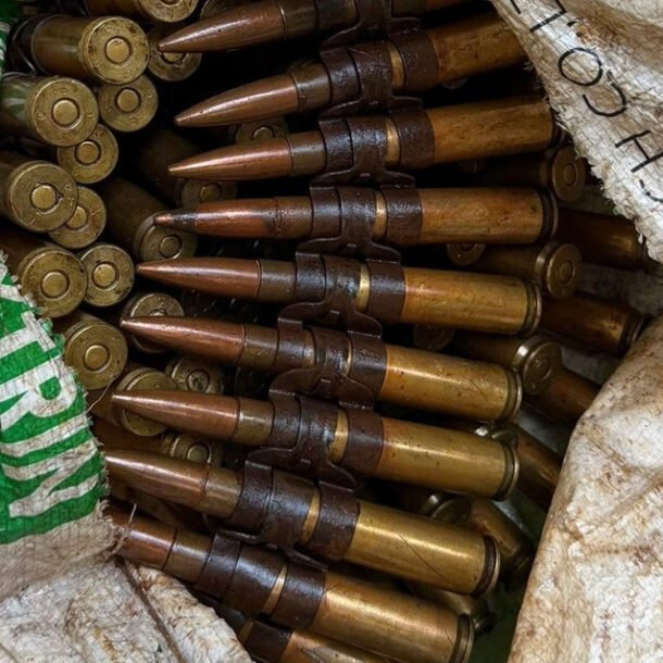 nguoi-phu-nu-den-cong-an-giao-nop-vat-nghi-la-bang-dan-99-vien