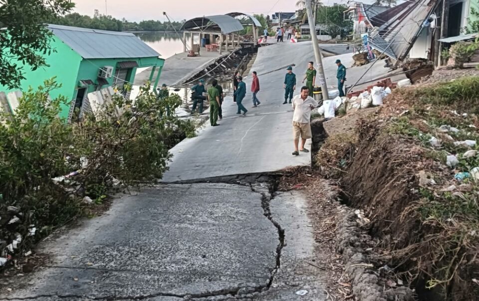 sat-lo-tai-ca-mau,-60-met-lo-nut-toac-truot-xuong-song