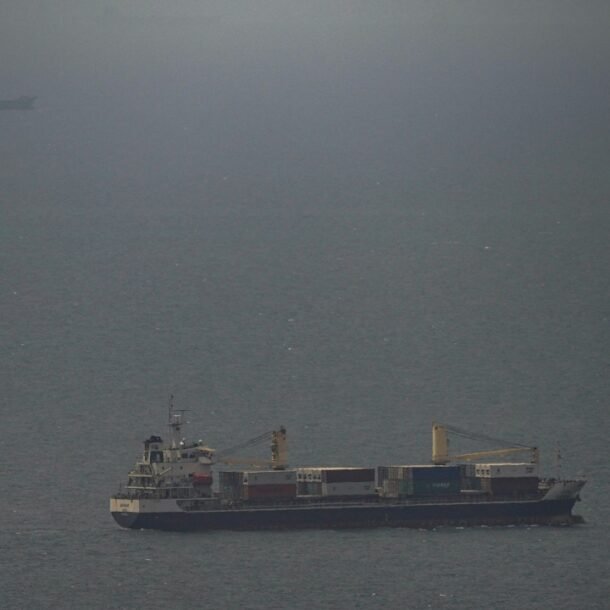 ‘ngoai-giao-phao-ham’-giua-my-va-iran-o-eo-bien-hormuz