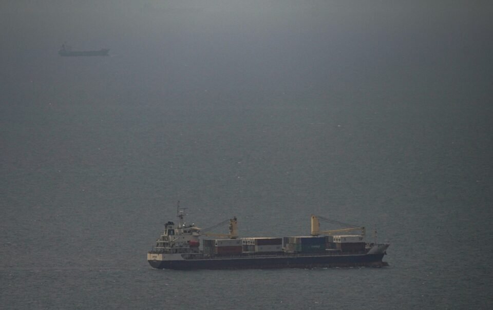 ‘ngoai-giao-phao-ham’-giua-my-va-iran-o-eo-bien-hormuz