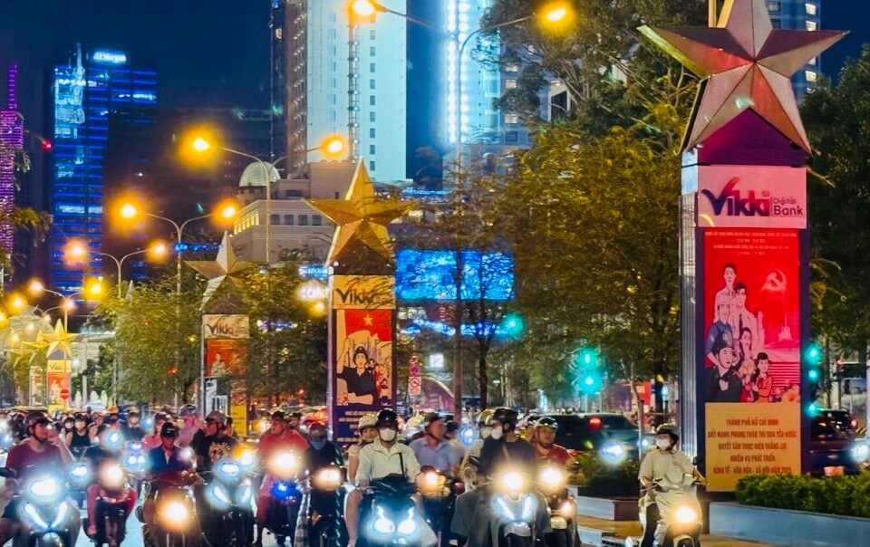 nhieu-doanh-nghiep-tat-bang-quang-cao-khung-theo-yeu-cau-tiet-kiem-dien