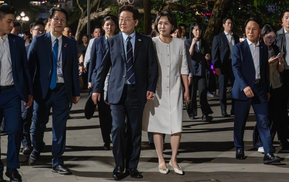 tong-thong-han-quoc-va-phu-nhan-an-kem,-dao-ho-guom