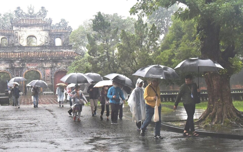 thoi-tiet-hom-nay-24-4:-mua-to-tap-trung-o-thanh-hoa-den-da-nang,-nam-bo-nang-nong-dien-rong