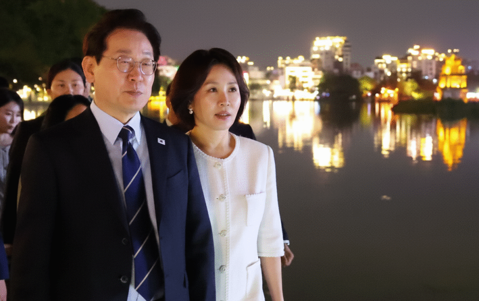 tong-thong-han-quoc-va-phu-nhan-dao-ho-hoan-kiem