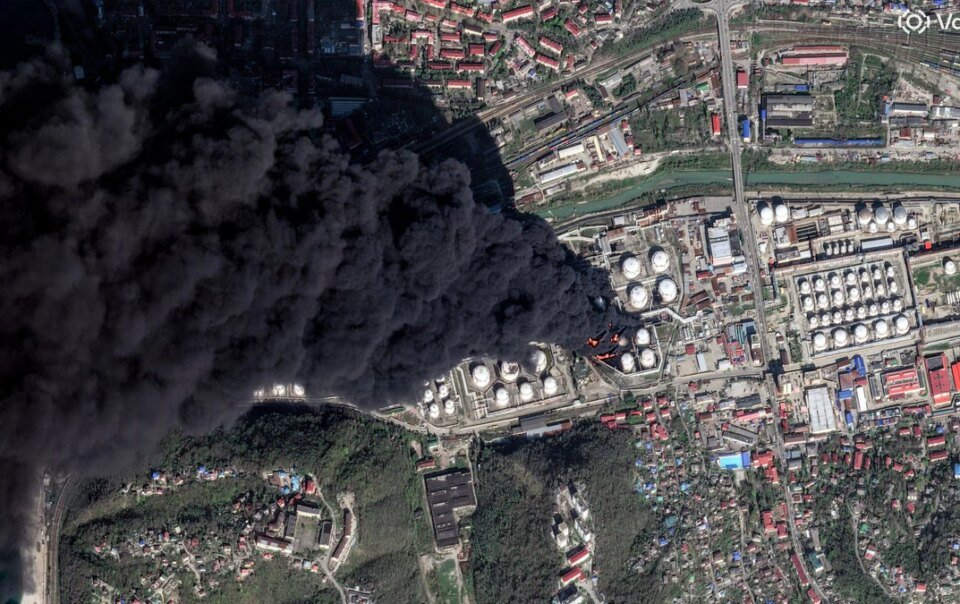 mua-doc-bao-trum-thanh-pho-nga-sau-khi-ukraine-tan-cong-lam-chay-kho-dau