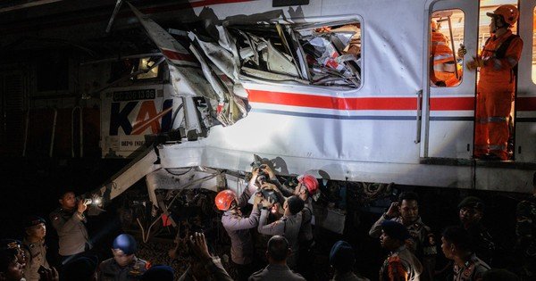 hai-xe-lua-d&acirc;m-nhau-gan-jakarta,-7-nguoi-chet,-nhieu-nguoi-bi-thuong