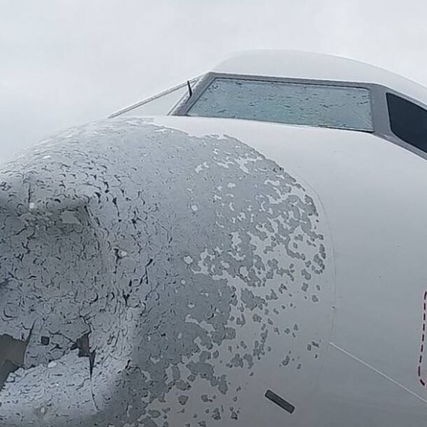 nhung-buc-anh-dang-so-khi-may-bay-gap-mua-da-giua-khong-trung