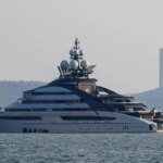 giua-cang-thang-my-–-iran,-sieu-du-thuyen-nga-bat-ngo-di-qua-eo-bien-hormuz-bi-phong-toa