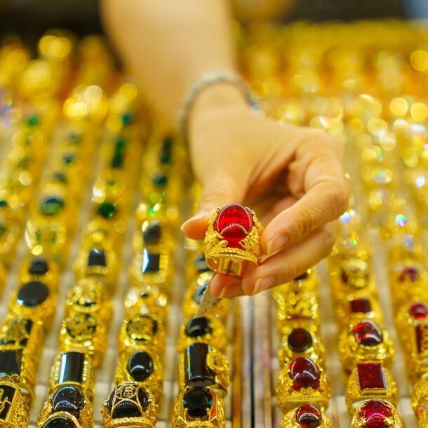 gia-vang-hom-nay-27/4/2026:-roi-khoi-muc-dinh-lich-su-thang-1,-van-vung-gia-cao