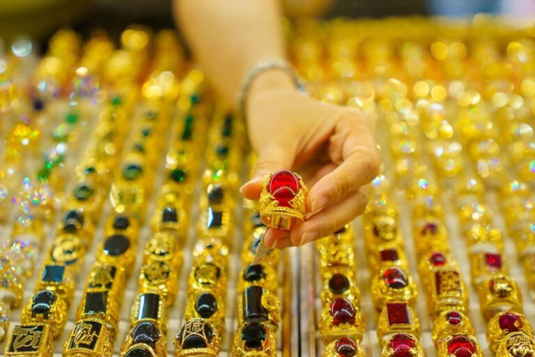 gia-vang-hom-nay-27/4/2026:-roi-khoi-muc-dinh-lich-su-thang-1,-van-vung-gia-cao