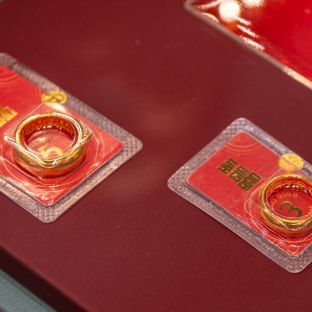 gia-vang-roi-dinh,-mua-vao-con-165-trieu-dong,-nguoi-tich-san-dung-ngoi-khong-yen