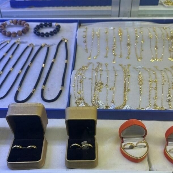 nhieu-tiem-vang-tai-tp-hcm-bi-phat-tien,-tich-thu-vang