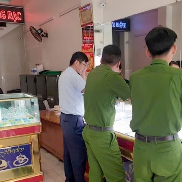 kiem-tra-hang-loat-tiem-vang-o-tp.hcm,-nhieu-co-so-bi-xu-phat,-tich-thu-tang-vat-vi-pham