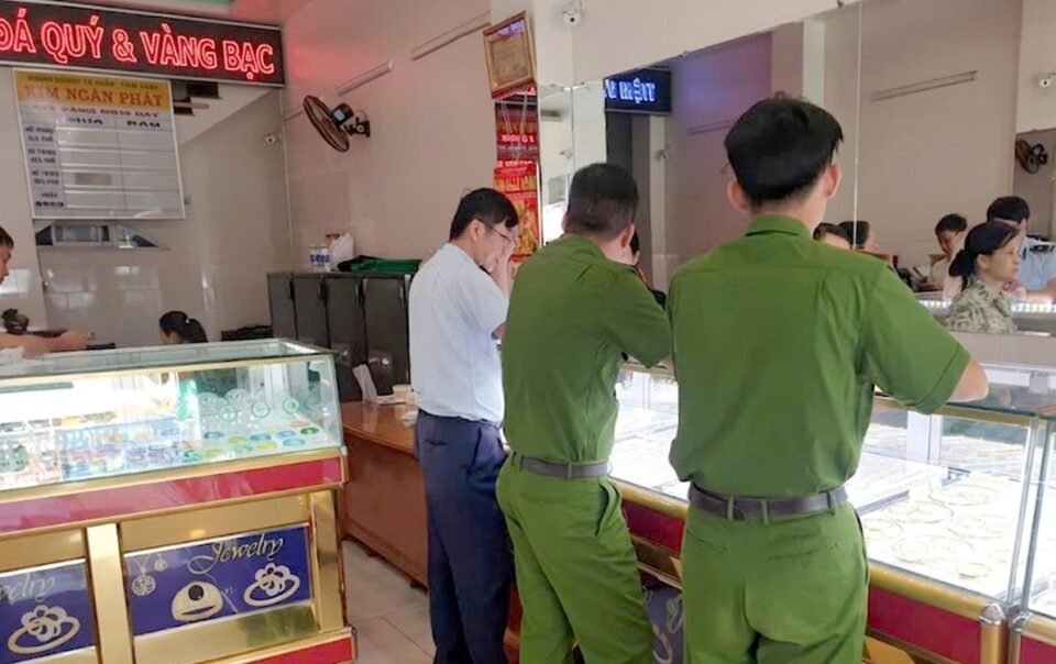 kiem-tra-hang-loat-tiem-vang-o-tp.hcm,-nhieu-co-so-bi-xu-phat,-tich-thu-tang-vat-vi-pham