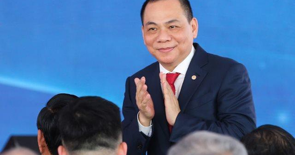 ty-phu-pham-nhat-vuong-bat-ngo-xuat-hien-ben-canh-warrren-buffett