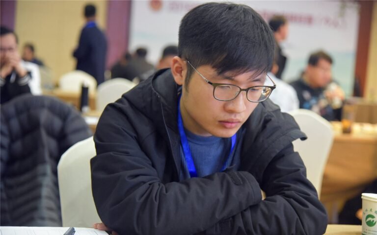 cuu-sinh-vien-dai-hoc-danh-gia-danh-bai-nha-vo-dich-co-tuong-the-gioi