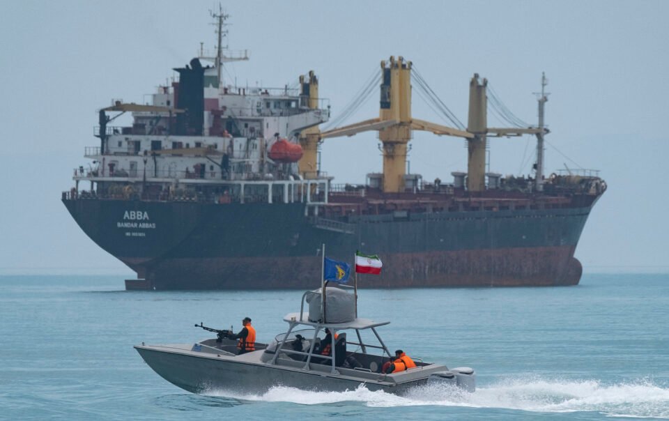 my-tuyen-bo-pha-huy-6-xuong-iran-tai-hormuz