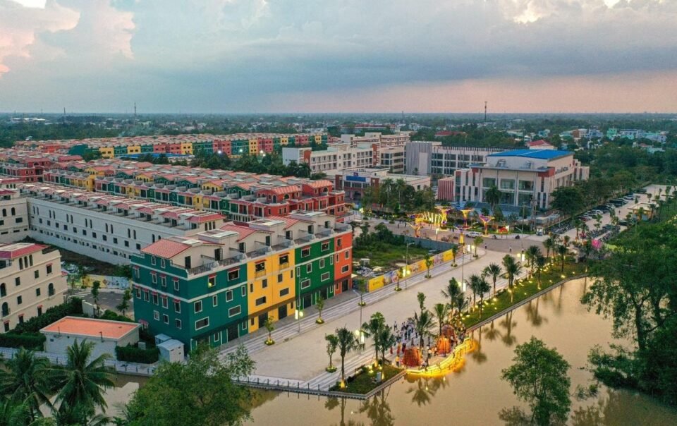 loat-du-an-‘nha-o-luon’-va-‘loi-di-rieng’-cua-bau-hien