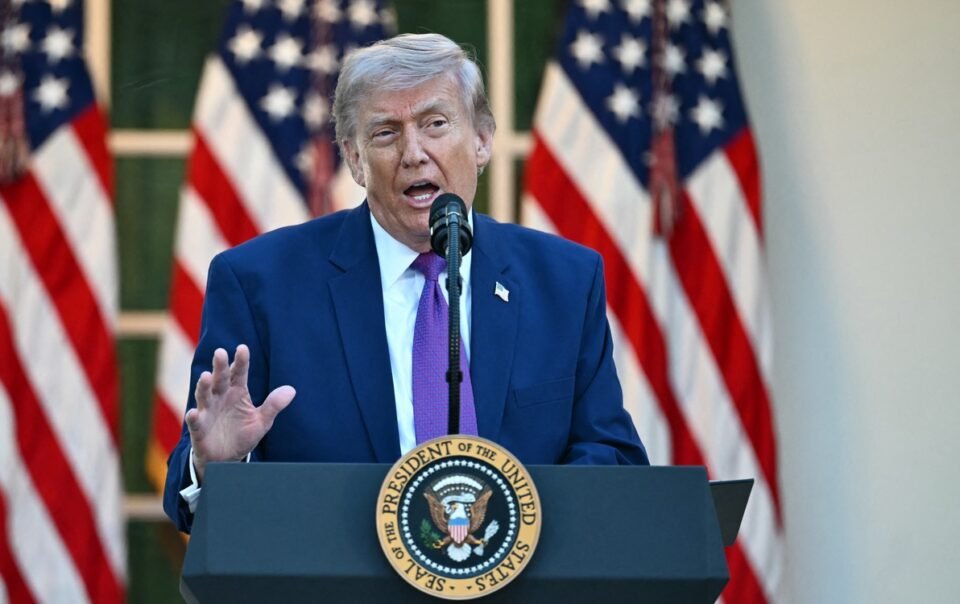 gia-xang-dang-la-‘diem-yeu’,-ong-trump-khang-dinh-se-giam-thue