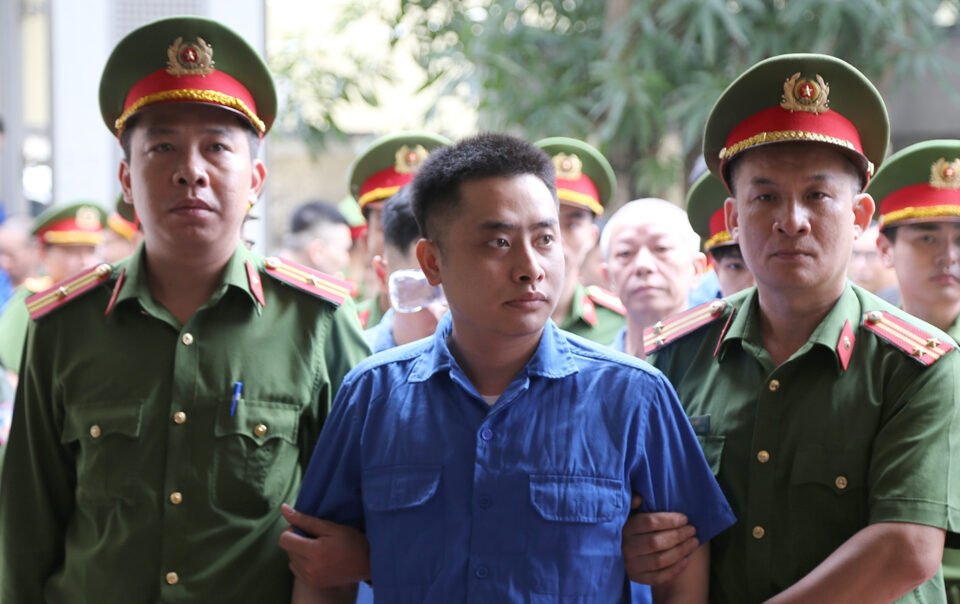 clip-bui-dinh-khanh-va-dong-pham-hau-toa