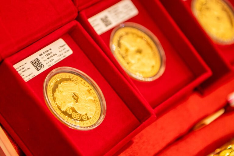 gia-vang-tang-vot-bat-chap-dau-leo-thang,-gioi-dau-tu-nham-moc-5.000-usd