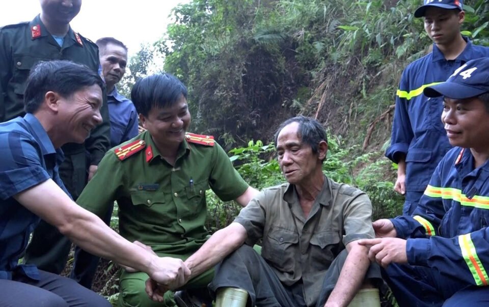 ong-trieu-chan-ta-ke-72-gio-lac-giua-rung,-chu-cho-di-cung-khong-roi-nua-buoc