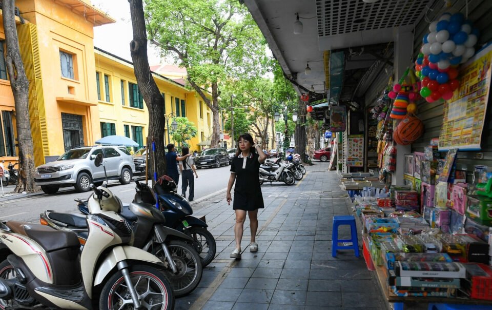 ha-noi-tinh-cho-thue-long-duong,-via-he-mot-so-tuyen-pho-o-hoan-kiem,-cua-nam