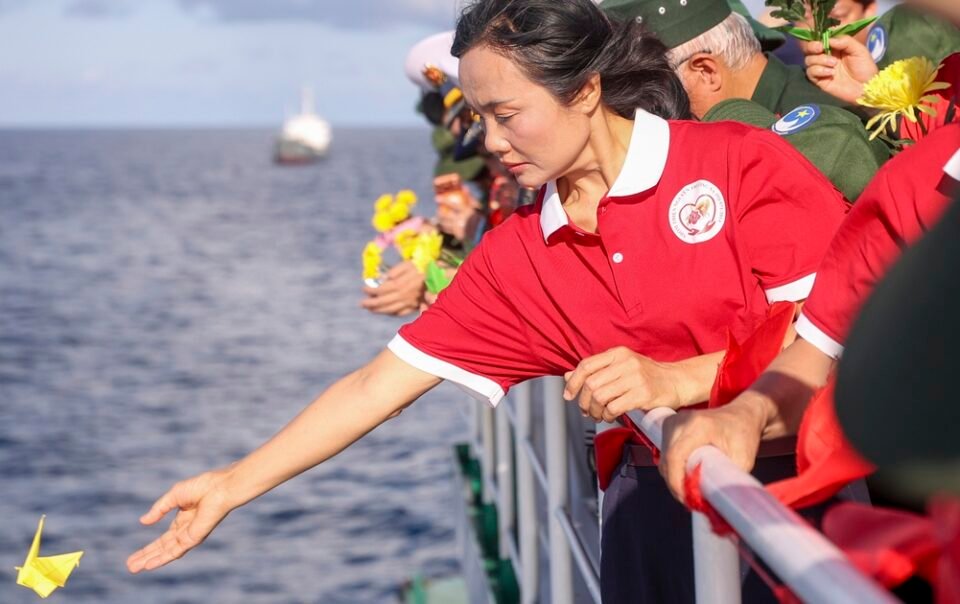 nhung-giot-nuoc-mat-tri-an-giua-ngan-khoi-to-quoc