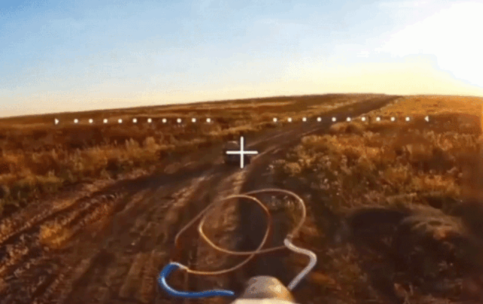 video-fpv-cam-tu-nga-tan-cong-loat-nguoi-may-quan-su-cua-ukraine