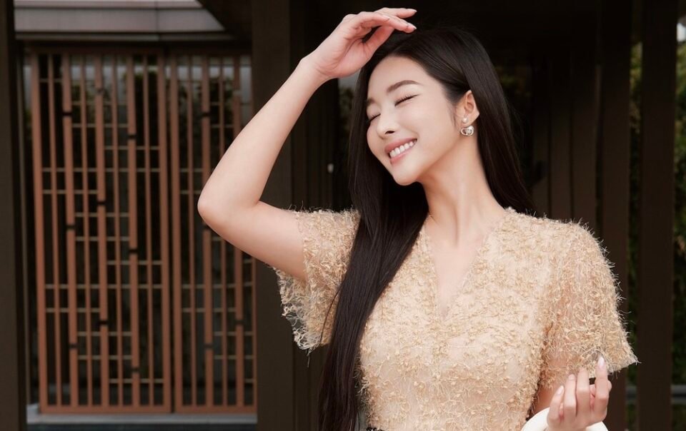 goi-cam-tinh-te,-thu-hut-moi-anh-nhin-voi-trang-phuc-co-chu-v