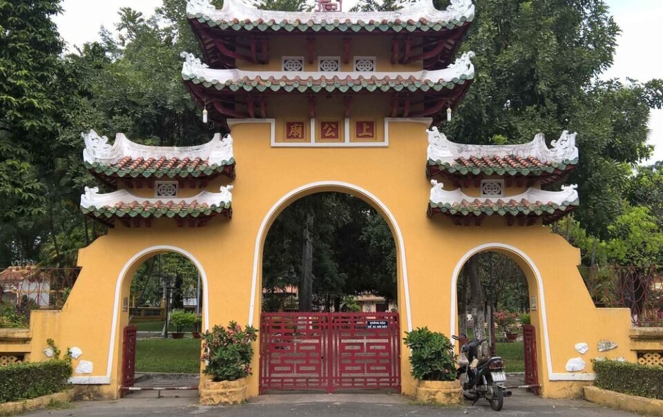 du-son-ngoan-thuy:-‘pho-phuong-toa-doc-day-ngang’