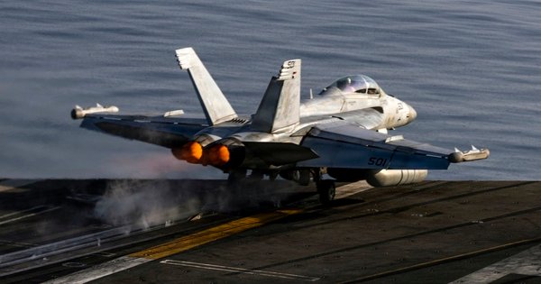 hai-m&aacute;y-bay-boeing-ea-18g-growler-cua-hai-qu&acirc;n-my-va-cham-tr&ecirc;n-kh&ocirc;ng