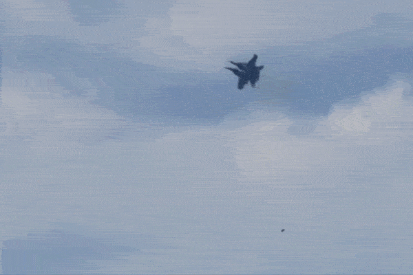 khoanh-khac-2-tiem-kich-ea-18-cua-my-roi-xuong-dat-sau-khi-va-cham-tren-khong