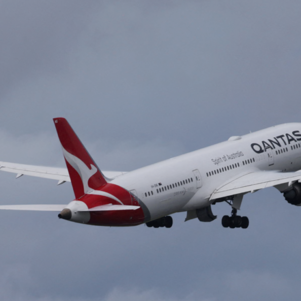 hang-qantas-cam-bay-vinh-vien-hanh-khach-bi-cao-buoc-can-tiep-vien,-doi-hut-thuoc