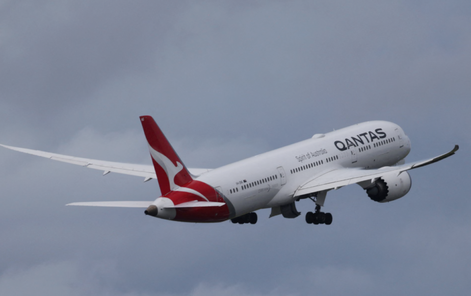 hang-qantas-cam-bay-vinh-vien-hanh-khach-bi-cao-buoc-can-tiep-vien,-doi-hut-thuoc